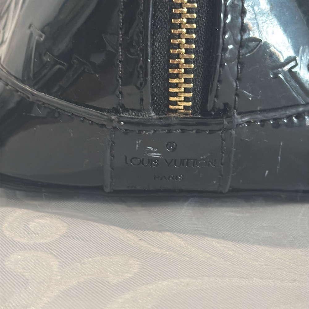 Louis Vuitton Vernis Black Patent Handbag. - Picture 5 of 13
